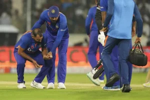 IND vs NZ 1st ODI: भारत को लगा बड़ा झटका, बीच मैच में चोटिल होकर मैदान से बाहर हुआ दिग्गज तेज गेंदबाज