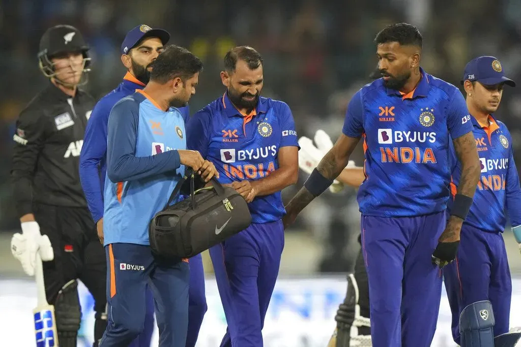 IND vs NZ 1st ODI: भारत को बड़ा झटका, बीच मैच में चोटिल होकर मैदान से बाहर हुए दिग्गज तेज गेंदबाज
